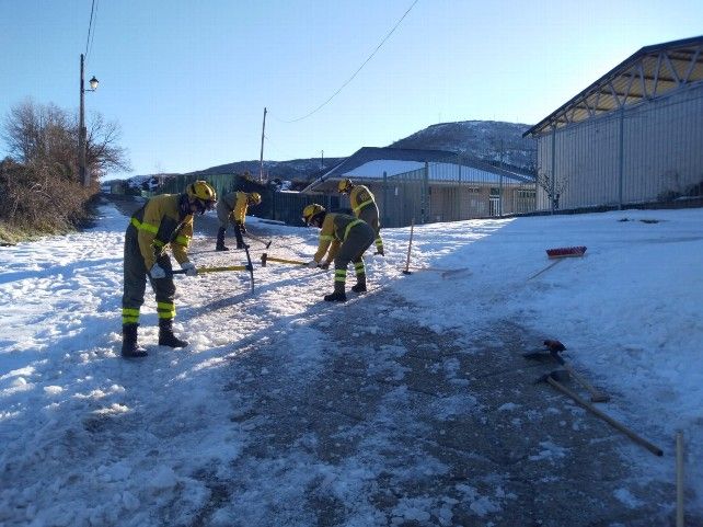 Miembros de las BRIF Tabuyo intervienen en estos días para quitar hielo y nieve en localidades como Tremor de Arriba o Espina de Tremor. / BRIF Tabuyo